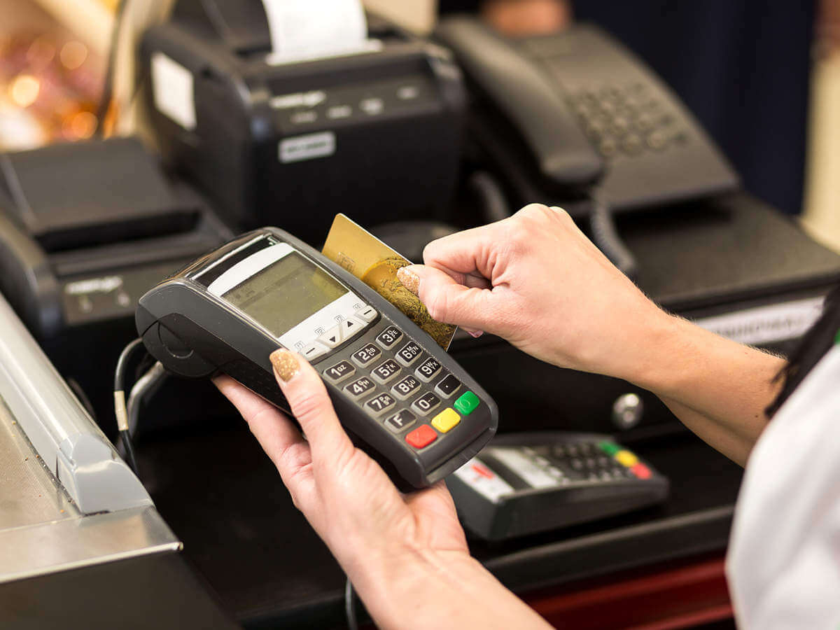 Quẹt thẻ tín dụng là gì? Cà thẻ tín dụng có mất phí không?